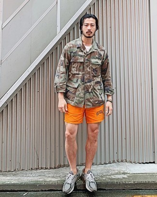 Quale camicia giacca indossare con scarpe sportive grigie: Coniuga una camicia giacca con pantaloncini sportivi arancioni per un outfit rilassato ma alla moda. Calza un paio di scarpe sportive grigie per avere un aspetto più rilassato.