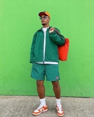 Come indossare e abbinare pantaloncini sportivi verdi: Metti una camicia giacca verde e pantaloncini sportivi verdi per un look spensierato e alla moda. Sneakers basse in pelle arancioni sono una gradevolissima scelta per completare il look.