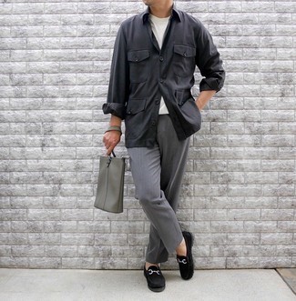 Quale camicia giacca indossare con mocassini eleganti neri quando fa caldo: Prova a combinare una camicia giacca con pantaloni eleganti grigi per essere sofisticato e di classe. Mocassini eleganti neri sono una eccellente scelta per completare il look.