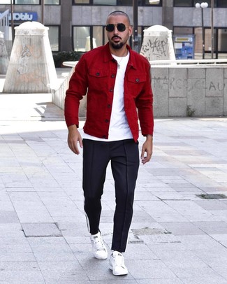 Look alla moda per uomo: Camicia giacca rossa, T-shirt girocollo bianca, Pantaloni sportivi blu scuro, Sneakers basse in pelle bianche