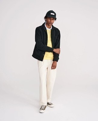 Look alla moda per uomo: Camicia giacca nera, T-shirt girocollo bianca, Polo giallo, Chino bianchi