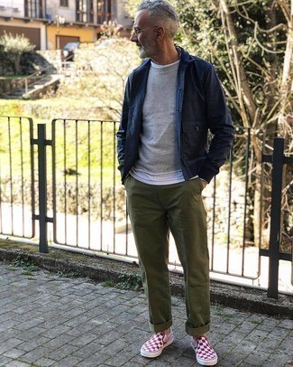 Look alla moda per uomo: Camicia giacca blu scuro, T-shirt girocollo bianca, T-shirt manica lunga grigia, Chino verde oliva