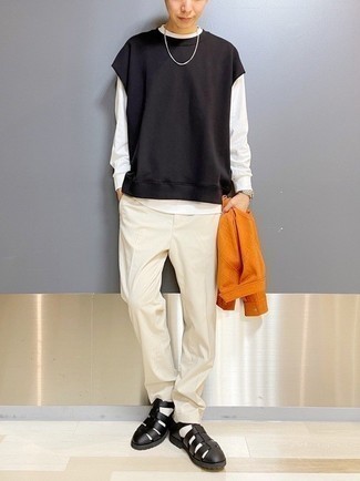Look alla moda per uomo: Camicia giacca arancione, T-shirt manica lunga bianca, Canotta nera, Chino beige