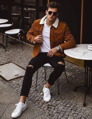 Come indossare e abbinare scarpe bianche con una giacca marrone per un uomo di 20 anni quando fa caldo: Vestiti con una giacca marrone e jeans aderenti strappati neri per un look comfy-casual. Rifinisci il completo con un paio di sneakers basse di tela bianche.