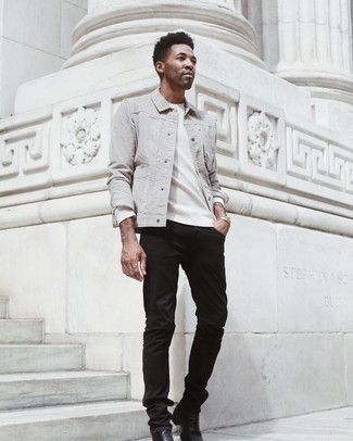 Come indossare e abbinare una camicia giacca grigio scuro: Potresti abbinare una camicia giacca grigio scuro con jeans neri per un look raffinato per il tempo libero. Un bel paio di stivali chelsea in pelle neri è un modo semplice di impreziosire il tuo look.