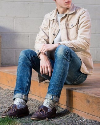 Quale jeans indossare con una camicia giacca beige: Sfrutta gli abiti più adatti al tempo libero con questa combinazione di una camicia giacca beige e jeans. Scarpe da barca in pelle marrone scuro sono una validissima scelta per completare il look.