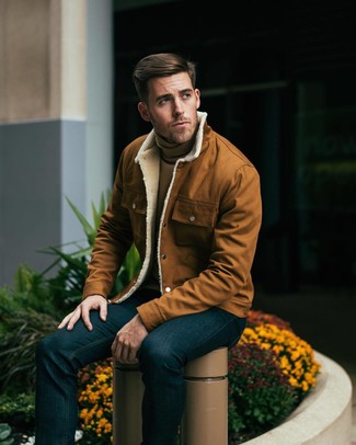 Quale camicia giacca indossare con un dolcevita marrone chiaro in modo smart-casual: Indossa una camicia giacca con un dolcevita marrone chiaro se cerchi uno stile ordinato e alla moda.