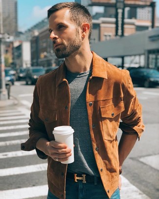 Quale t-shirt girocollo indossare con una camicia giacca marrone in modo casual: Coniuga una camicia giacca marrone con una t-shirt girocollo per affrontare con facilità la tua giornata.
