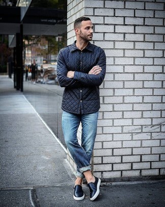 Look alla moda per uomo: Camicia giacca trapuntata blu scuro, Jeans blu, Sneakers senza lacci in pelle nere