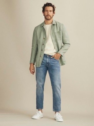 Quale camicia giacca indossare con jeans azzurri per un uomo di 30 anni: Per un outfit quotidiano pieno di carattere e personalità, potresti abbinare una camicia giacca con jeans azzurri. Opta per un paio di sneakers basse in pelle bianche per un tocco più rilassato.