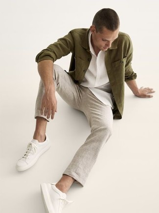 Look alla moda per uomo: Camicia giacca verde oliva, Camicia a maniche corte bianca, Chino grigi, Sneakers basse in pelle bianche