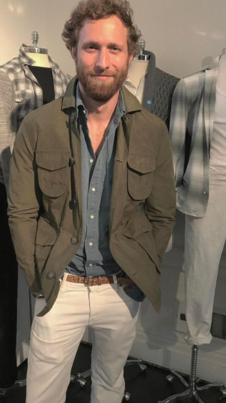 Quale camicia giacca indossare con una camicia a maniche lunghe grigia in modo smart-casual: Punta su una camicia giacca e una camicia a maniche lunghe grigia per un look da sfoggiare sul lavoro.