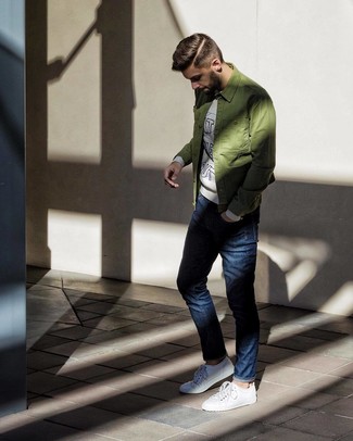 Come indossare e abbinare una felpa stampata grigia: Abbina una felpa stampata grigia con jeans blu scuro per vestirti casual. Sneakers basse bianche sono una valida scelta per completare il look.
