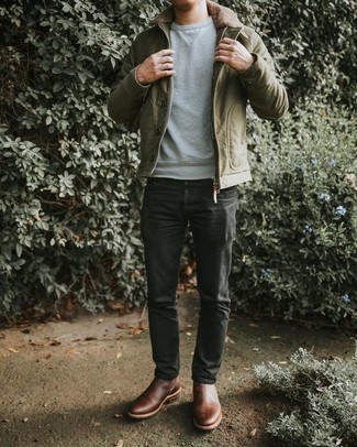 Come indossare e abbinare una felpa per un uomo di 30 anni in modo smart-casual: Indossa una felpa e jeans grigio scuro per affrontare con facilità la tua giornata. Completa il tuo abbigliamento con un paio di stivali chelsea in pelle marroni.