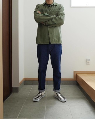 Quale jeans indossare con sneakers senza lacci nere e bianche per un uomo di 30 anni: Per un outfit quotidiano pieno di carattere e personalità, combina una camicia giacca verde oliva con jeans. Perfeziona questo look con un paio di sneakers senza lacci nere e bianche.
