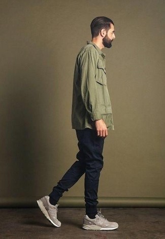 Look alla moda per uomo: Camicia giacca verde oliva, Pantaloni sportivi blu scuro, Scarpe sportive marrone chiaro, Calzini neri