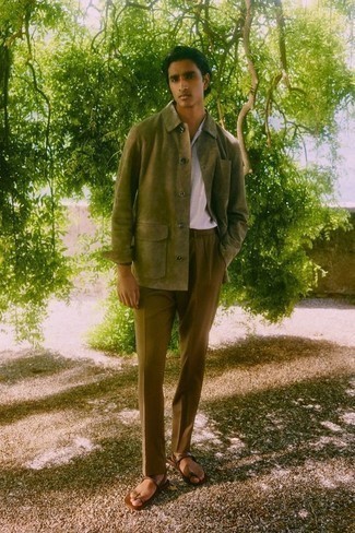 Moda uomo anni 30: Metti una camicia giacca in pelle scamosciata verde oliva e chino marroni per un look elegante ma non troppo appariscente. Per un look più rilassato, calza un paio di infradito in pelle marrone scuro.