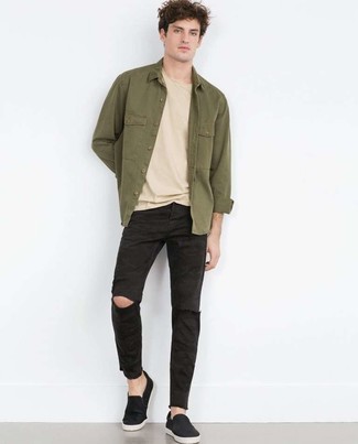 Quale jeans indossare con sneakers senza lacci nere: Opta per una camicia giacca verde oliva e jeans per affrontare con facilità la tua giornata. Sneakers senza lacci nere sono una gradevolissima scelta per completare il look.