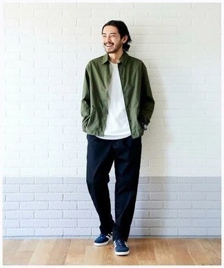 Look alla moda per uomo: Camicia giacca verde oliva, T-shirt girocollo bianca, Chino blu scuro, Sneakers basse in pelle scamosciata blu scuro