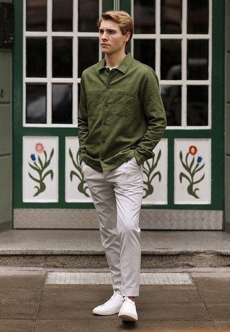 Look alla moda per uomo: Camicia giacca verde oliva, T-shirt girocollo bianca, Chino grigi, Sneakers basse in pelle bianche