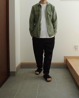 Quale chino indossare con una camicia giacca verde oliva in modo casual: Prova ad abbinare una camicia giacca verde oliva con chino per un look davvero alla moda. Per distinguerti dagli altri, scegli un paio di sandali in pelle scamosciata neri come calzature.