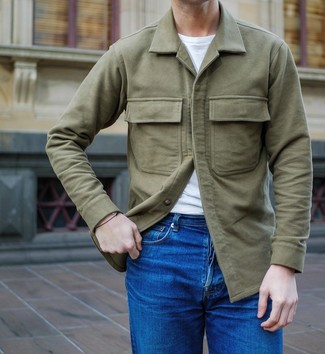 Look alla moda per uomo: Camicia giacca verde oliva, T-shirt girocollo bianca, Jeans blu