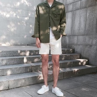 Look alla moda per uomo: Camicia giacca verde oliva, T-shirt girocollo bianca, Pantaloncini bianchi, Sneakers basse di tela bianche