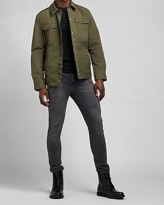 Quale stivali casual indossare con jeans grigio scuro per un uomo di 20 anni: Opta per una camicia giacca verde oliva e jeans grigio scuro per un look perfetto per il weekend. Stivali casual sono una eccellente scelta per completare il look.