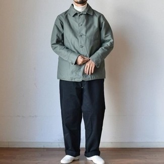Quale chino indossare con sneakers senza lacci bianche quando fa caldo: Combina una camicia giacca verde scuro con chino, perfetto per il lavoro. Per distinguerti dagli altri, mettiti un paio di sneakers senza lacci bianche.