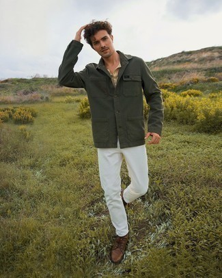 Look alla moda per uomo: Camicia giacca verde scuro, Serafino beige, Chino bianchi, Stivali casual in pelle marroni