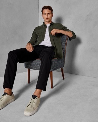 Quale chino indossare con sneakers basse marrone chiaro: Mostra il tuo stile in una camicia giacca verde scuro con chino per essere elegante ma non troppo formale. Per un look più rilassato, opta per un paio di sneakers basse marrone chiaro.