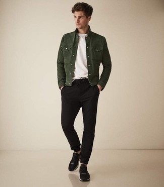 Quale chino indossare con una camicia giacca verde oliva per un uomo di 20 anni: Potresti abbinare una camicia giacca verde oliva con chino, perfetto per il lavoro. Per un look più rilassato, scegli un paio di scarpe sportive nere come calzature.