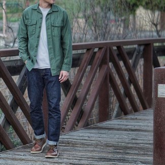 Trend da uomo 2021: Prova a combinare una camicia giacca verde con jeans blu scuro per un outfit comodo ma studiato con cura. Stivali casual in pelle marrone scuro sono una buona scelta per completare il look.