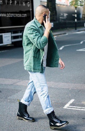 Come indossare e abbinare jeans azzurri per un uomo di 30 anni quando fa caldo: Prova a combinare una camicia giacca verde con jeans azzurri per un look semplice, da indossare ogni giorno. Perfeziona questo look con un paio di stivali casual in pelle neri.