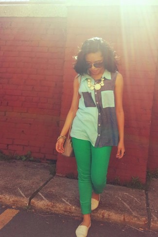 Look alla moda per donna: Camicia senza maniche azzurra, Jeans aderenti verdi, Espadrillas bianche, Borsa a tracolla in pelle grigia