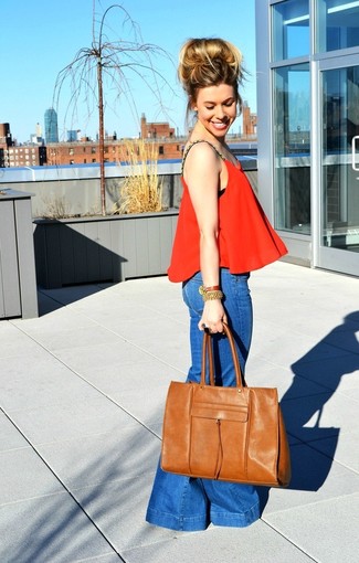 Come indossare e abbinare una borsa shopping in pelle marrone per una donna di 30 anni: Potresti indossare una canotta a pieghe rossa e una borsa shopping in pelle marrone per un look perfetto per il weekend.