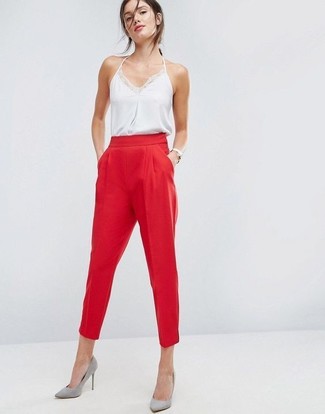 Look alla moda per donna: Canotta di seta bianca, Pantaloni stretti in fondo rossi, Décolleté in pelle scamosciata grigi