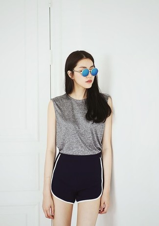 Look alla moda per donna: Canotta grigia, Pantaloncini neri e bianchi, Occhiali da sole blu