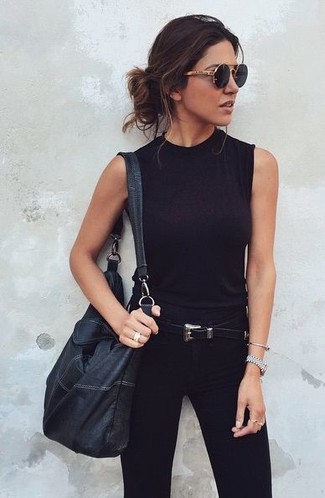 Come indossare e abbinare una t-shirt nera per una donna di 30 anni in estate 2024 in modo casual: Coniuga una t-shirt nera con jeans aderenti neri per le giornate pigre. È fantastica scelta per le temperature estive!