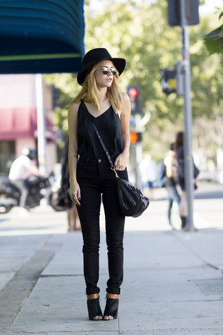 Quale sandali con tacco indossare con una canotta nera per una donna di 30 anni: Metti una canotta nera e jeans aderenti neri per un'atmosfera casual-cool. Sandali con tacco sono una gradevolissima scelta per completare il look.