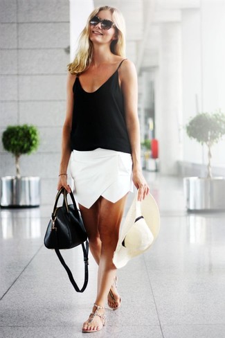 Come indossare e abbinare una cartella in estate 2024: Abbina una canotta di seta nera con una cartella per un look comfy-casual. Infradito in pelle beige sono una eccellente scelta per completare il look. Questo è l'outfit indispensabile per l’estate.