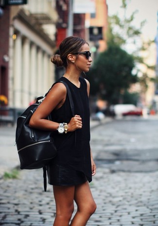 Come indossare e abbinare una minigonna in pelle nera quando fa molto caldo: Scegli un outfit composto da una canotta nera e una minigonna in pelle nera per un look comfy-casual.