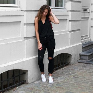 Quale canotta indossare con jeans neri per una donna di 30 anni quando fa molto caldo: Prova a combinare una canotta con jeans neri per una sensazione di semplicità e spensieratezza. Sneakers basse bianche sono una valida scelta per completare il look.