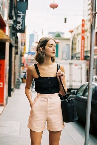 Come indossare e abbinare pantaloncini rosa in estate 2024: Prova ad abbinare una canotta nera con pantaloncini rosa per un look comfy-casual. È buona scelta per tuo outfit estivo!