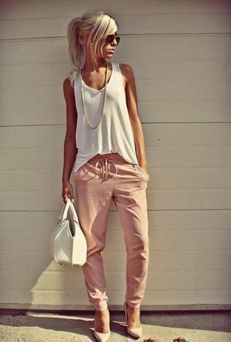 Come indossare e abbinare décolleté bianchi: Scegli un outfit composto da una canotta bianca e pantaloni sportivi rosa per un outfit rilassato ma alla moda. Décolleté bianchi sono una buona scelta per completare il look.