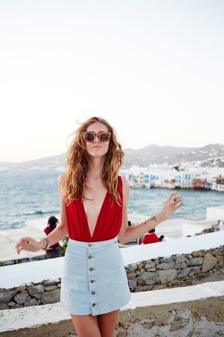 Come indossare e abbinare una canotta rossa per una donna di 30 anni in estate 2024: Prova a combinare una canotta rossa con una gonna con bottoni di jeans azzurra per un outfit inaspettato. Una stupenda idea per essere molto elegante e alla moda anche in estate.