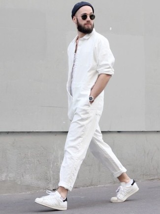 Look alla moda per uomo: Canotta bianca, Salopette bianca, Sneakers basse bianche, Berretto nera