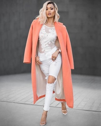 Look alla moda per donna: Cappotto arancione, T-shirt manica lunga in rete bianca, Jeans aderenti strappati bianchi, Sandali con tacco in pelle dorati
