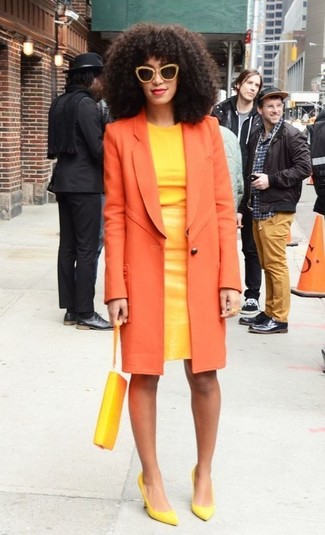 Quale vestito a tubino indossare con décolleté arancioni per una donna di 30 anni quando fa freddo: Potresti combinare un vestito a tubino con un cappotto arancione se preferisci uno stile ordinato e alla moda. Décolleté arancioni sono una buona scelta per completare il look.