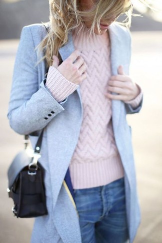 Come indossare e abbinare un maglione a trecce rosa quando fa gelo in modo smart-casual: Opta per un maglione a trecce rosa e jeans blu per un look semplice, da indossare ogni giorno.